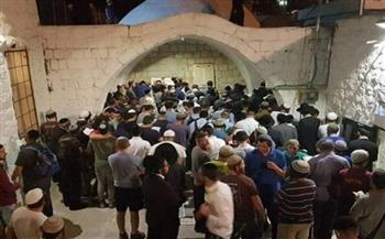 مستوطنون يقتحمون مقامات دينية إسلامية في عورتا جنوب شرق نابلس .. والاحتلال يعتقل عددًا من الفلسطينيين