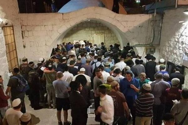 مستوطنون يقتحمون مقامات دينية إسلامية في عورتا جنوب شرق نابلس .. والاحتلال يعتقل عددًا من الفلسطينيين 