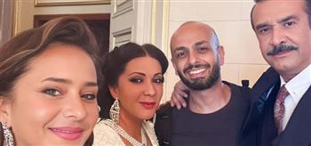 بصورة جديدة..منى زكي وكريم عبد العزيز ونيللي كريم في كواليس "الست"