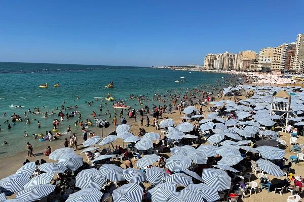 «السياحة والمصايف» بالإسكندرية: شاطئ ستانلي كامل العدد وسط نسبة إقبال مرتفعة بباقي الشواطئ 