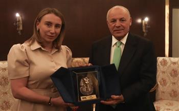 أبو ريدة يتبادل الدروع التذكارية مع رئيسة بعثة منتخب روسيا