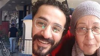 أحمد حلمي يصل مستشفى دار الطب ببنها لتوديع والدته واستكمال إجراءات الجنازة