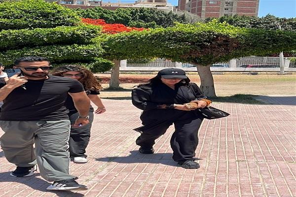 منى زكي تصل مسجد ناصر ببنها للمشاركة في جنازة والدة أحمد حلمي