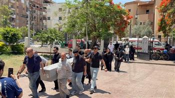 لحظة وصول جثمان والدة أحمد حلمي إلى مسجد ناصر ببنها لأداء صلاة الجنازة