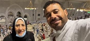 أحمد السعدني يشارك متابعيه صورا من أداء مناسك الحج برفقة والدته