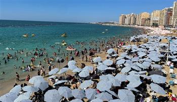 السياحة والمصايف: إقبال متزايد على شواطئ الإسكندرية مع استقرار حالة البحر