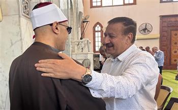 محافظ بورسعيد يؤدي صلاة الجمعة بمسجد "الشاطئ" في ثالث أيام عيد الأضحى المبارك