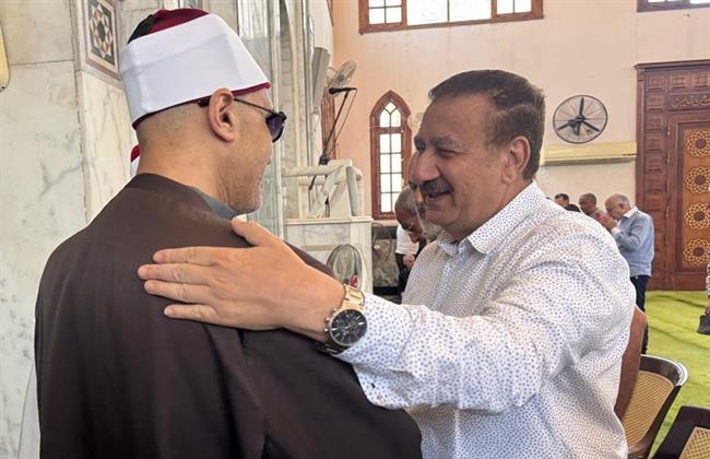 محافظ بورسعيد يؤدي صلاة الجمعة بمسجد "الشاطئ" في ثالث أيام عيد الأضحى المبارك