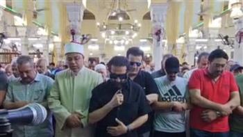 أحمد حلمي يؤم المصلين في جنازة والدته بمسجد ناصر ببنها وسط حالة من الحزن