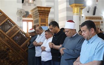 محافظ البحر الأحمر يؤدي صلاة الجمعة في ثالث أيام عيد الأضحى بمسجد الشهيد بالغردقة