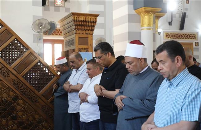 محافظ البحر الأحمر يؤدي صلاة الجمعة في ثالث أيام عيد الأضحى بمسجد الشهيد بالغردقة