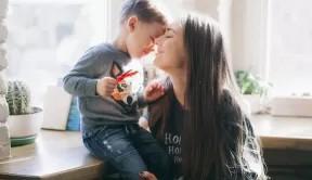 5 مشاعر يحتاجها كل ولد من أمه.. منها الأمان العاطفي