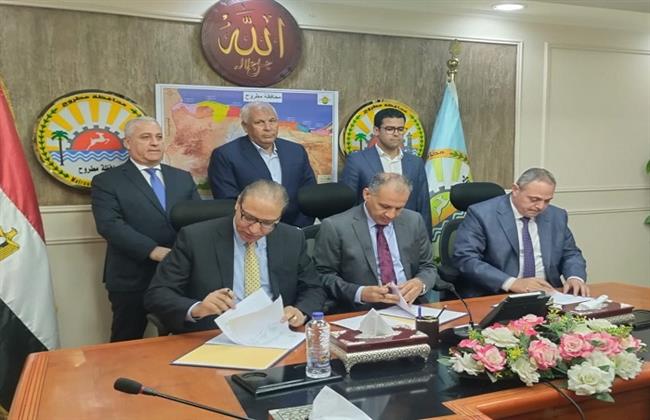 محافظ مطروح ورئيس الوطنية للصحافة يوقعان بروتوكولًا لتطبيق الهوية البصرية للمؤسسات الصحفية القومية بالمحافظة