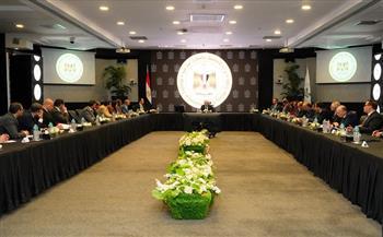 وزير الاستثمار والتجارة الخارجية يعقد اجتماعًا موسعًا مع الرئيس التنفيذي لهيئة الاستثمار وقياداتها 