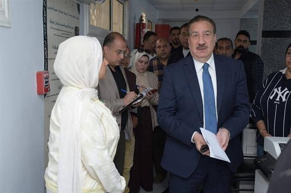 محافظ بورسعيد يتفقد المركز التكنولوجي لإصدار التراخيص العامة بحي المناخ 