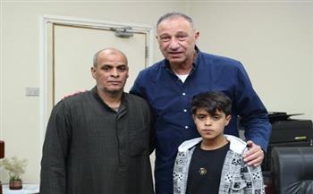 محمود الخطيب يزور مشجع الأهلي ويطمئن على حالته الصحية