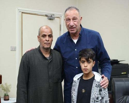 محمود الخطيب يزور مشجع الأهلي ويطمئن على حالته الصحية