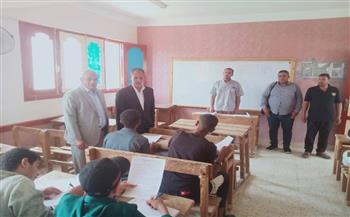 طلاب النقل الثانوي الأزهري يواصلون أداء امتحاناتهم.. والوكيل الثقافي يتفقد لجان جهينة