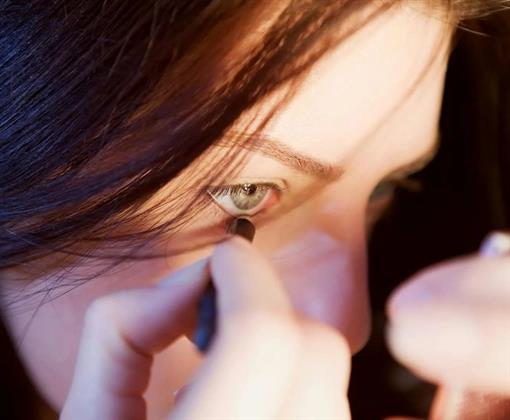 للحصول على عينين أكثر إشراقة.. تعرفي على خدعة الآيلاينر 