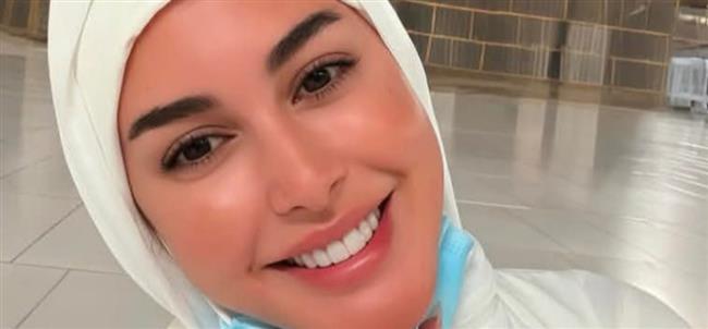 ياسمين صبري تخطف الأنظار أثناء الحج