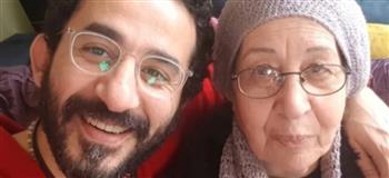 وداع يحمل عبق الذكريات.. أحمد حلمي يودع والدته