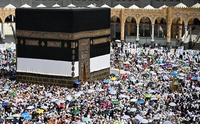 حجاج بيت الله الحرام يؤدون طواف الوداع في ختام مناسك الحج