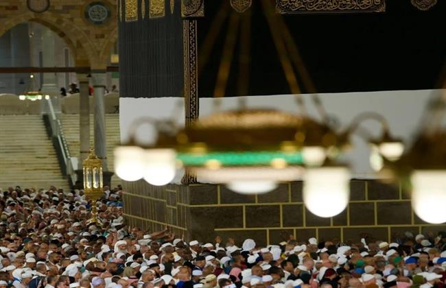 ضيوف الرحمن يودّعون أيام الحج بالطواف والدعاء في رحاب المسجد الحرام