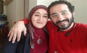 وداع مؤثر.. شقيقة أحمد حلمي تنعى والدتها بكلمات تفيض حزناً