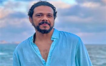 حمزة العيلي يشيد بالعرض المسرحي" أداجيو.. اللحن الأخير" 