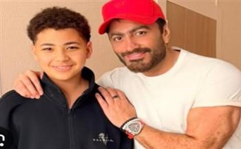 لقاء يجمع تامر حسني ونجل حمادة هلال..تفاصيل