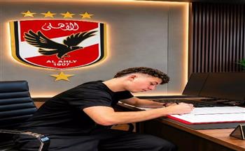 بلال عطية يمدد تعاقده مع النادي الأهلي قبل انتقاله إلى راسينج سانتاندير الإسباني  