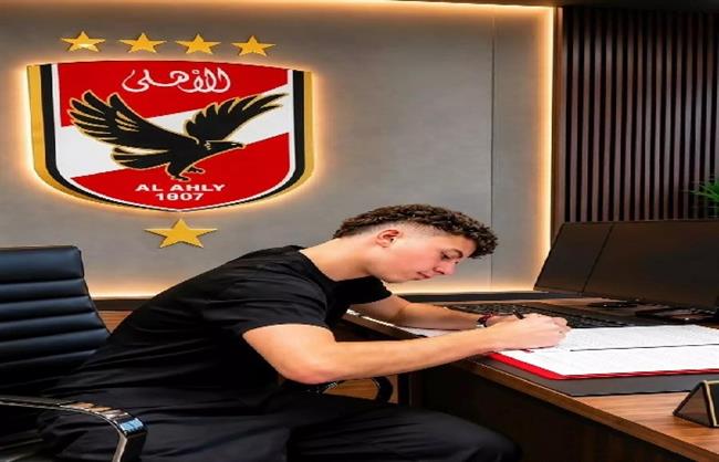 بلال عطية يمدد تعاقده مع النادي الأهلي قبل انتقاله إلى راسينج سانتاندير الإسباني    