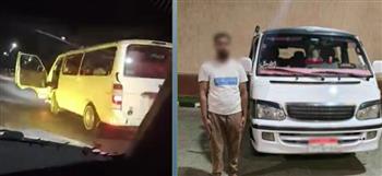 ضبط سائق ميكروباص سير برعونة وفتح باب السيارة أثناء القيادة بالسويس