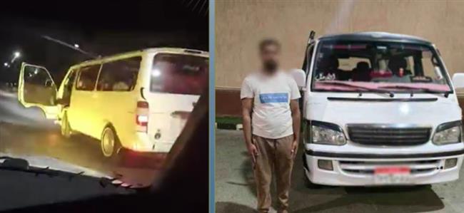 ضبط سائق ميكروباص سير برعونة وفتح باب السيارة أثناء القيادة بالسويس