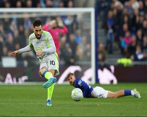 الدوري الإنجليزي.. إيفرتون يسجل الثالث في شباك مانشستر سيتي 