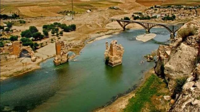 عطل مفاجئ في بوابة سد تركي يكشف عن مدينة أثرية مخفية