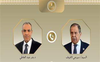 وزير الخارجية يبحث مع نظيره الروسي تعزيز العلاقات الثنائية والتطورات الإقليمية