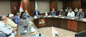 محافظ الجيزة يبحث سبل دعم مصانع الطوب بالصف وتيسير إجراءات التقنين للأراضي المقام عليها أنشطتهم