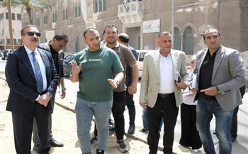 محافظ بورسعيد يتابع أعمال زراعة المسطح الأخضر "بشارع صلاح سالم "بحي الشرق