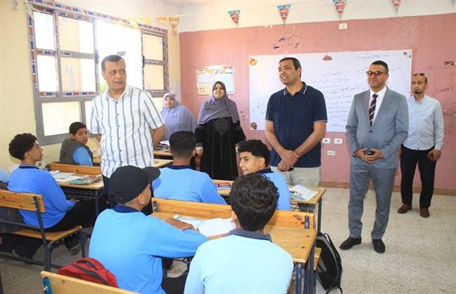 مدير تعليم سوهاج يتابع انتظام الدراسة وامتحانات شهر أبريل بمدارس إدارة جرجا التعليمية