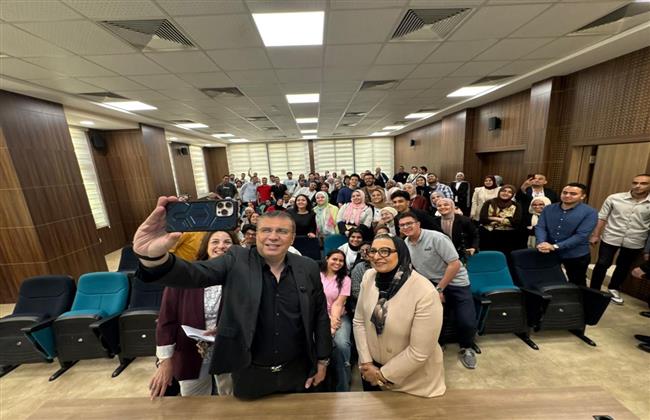 تكريم عمرو الليثي كأفضل إعلامي 2026 بكلية الإعلام جامعة عين شمس ودعوة الطلاب لصناعة أثر حقيقي في الإعلام   