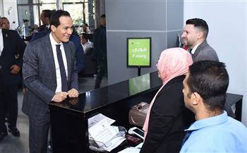 جولة تفقدية للرئيس التنفيذي للهيئة العامة للاستثمار والمناطق الحرة بمركز خدمات المستثمرين