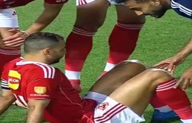 الدوري الممتاز.. إصابة بيكهام لاعب الأهلي أمام إنبي ومحمد هاني بديلًا