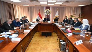 وزير الصناعة يبحث مع غرفة الأدوية تحديات القطاع وخطة تعزيز الصادرات