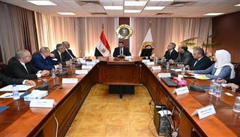 وزير الصناعة يبحث مع غرفة الأدوية تحديات القطاع وخطة تعزيز الصادرات