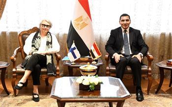 وزير الشباب والرياضة يبحث مع سفيرة فنلندا سبل التعاون وتبادل الوفود  