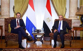 وزير الخارجية يستقبل وزير التجارة والتعاون الإنمائي الهولندي لبحث تعزيز التعاون الثنائي