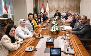 وزير الشباب والرياضة يسلّم منح "الكنفجيس" لتمويل مشروعات الشباب ا صور 