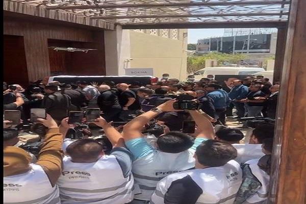 وصول جثمان الفنان هاني شاكر إلى مسجد أبو شقة لإقامة صلاة الجنازة