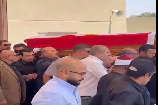 حاملا نعشه.. إيهاب توفيق يودع هاني شاكر إلى مثواة الأخير  